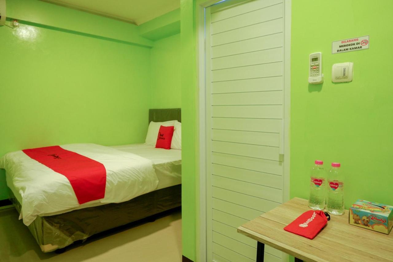 Hotel Reddoorz @ Jalan Gatot Subroto Semarang Esterno foto