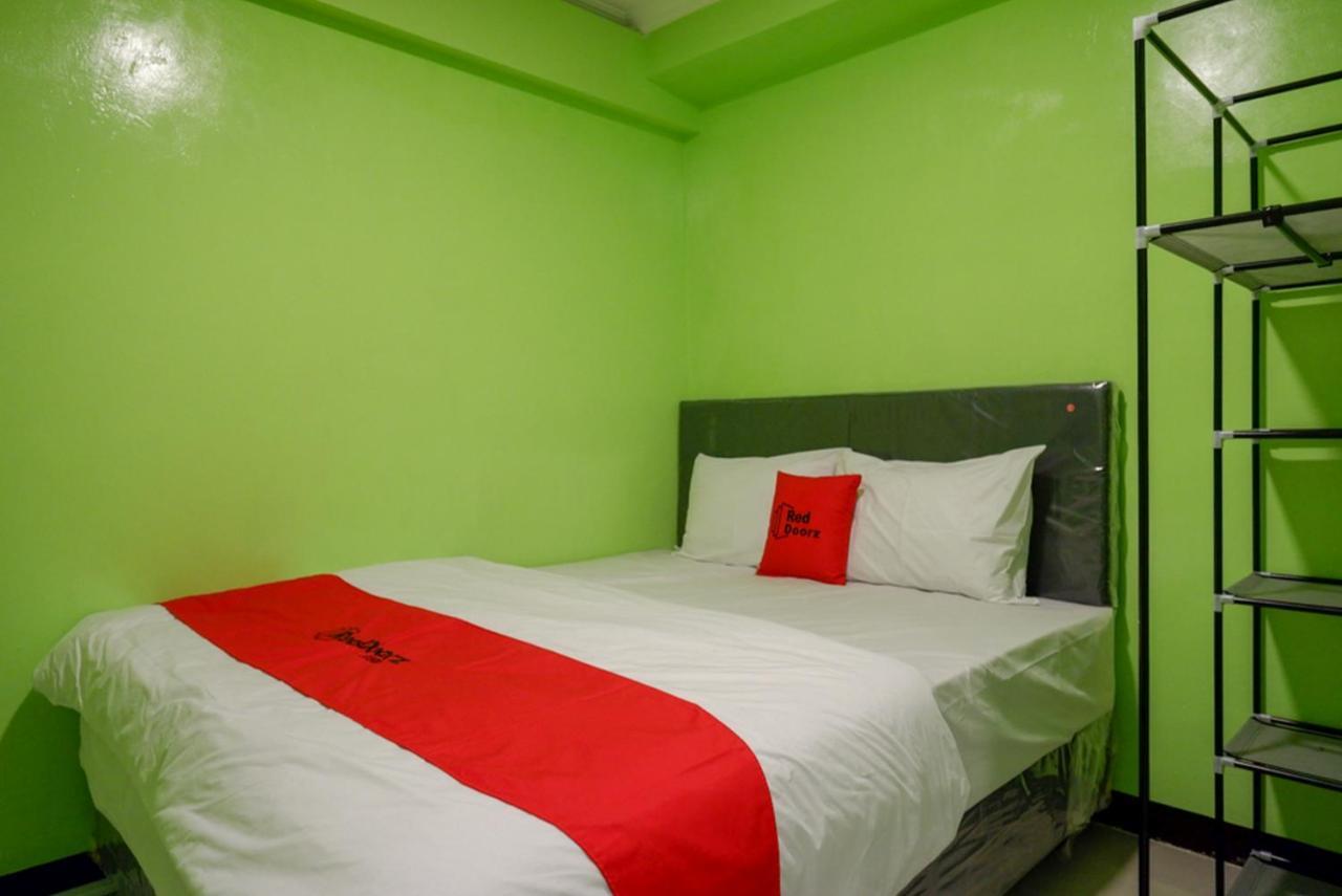 Hotel Reddoorz @ Jalan Gatot Subroto Semarang Esterno foto