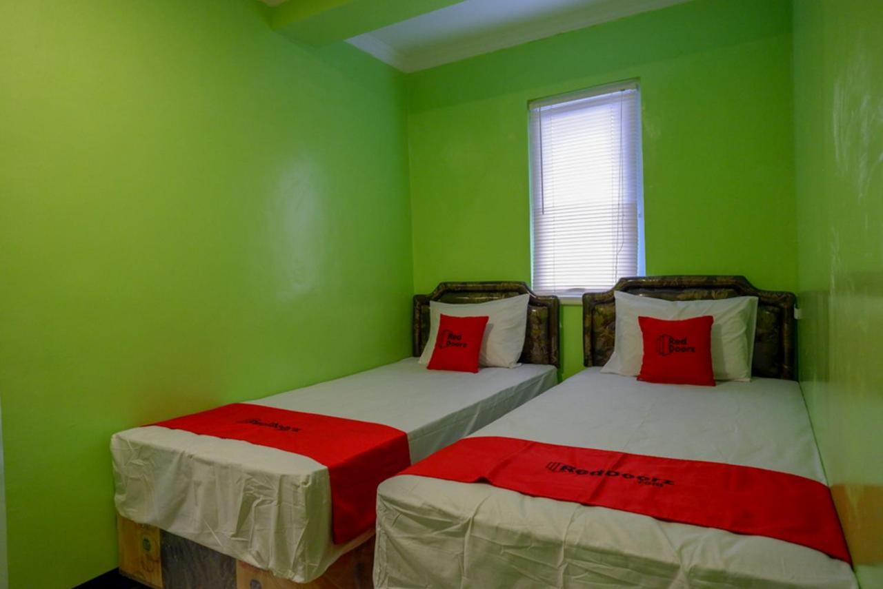 Hotel Reddoorz @ Jalan Gatot Subroto Semarang Esterno foto