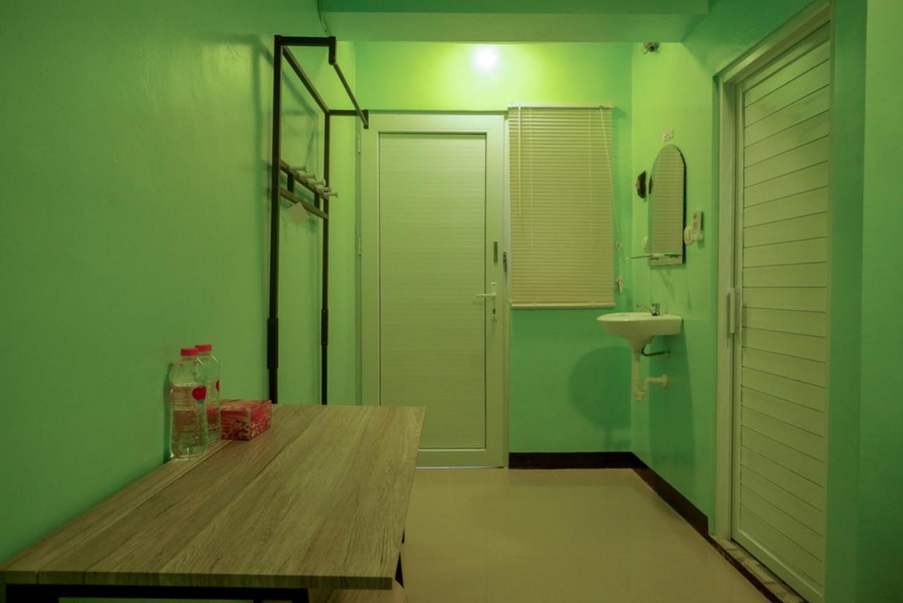 Hotel Reddoorz @ Jalan Gatot Subroto Semarang Esterno foto