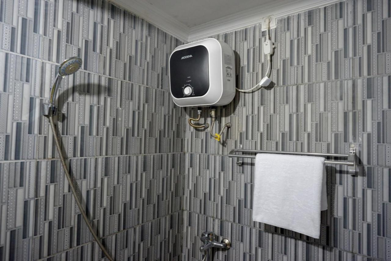 Hotel Reddoorz @ Jalan Gatot Subroto Semarang Esterno foto
