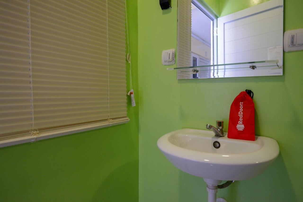 Hotel Reddoorz @ Jalan Gatot Subroto Semarang Esterno foto