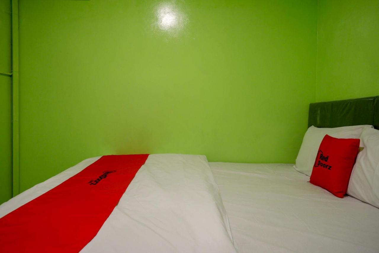 Hotel Reddoorz @ Jalan Gatot Subroto Semarang Esterno foto