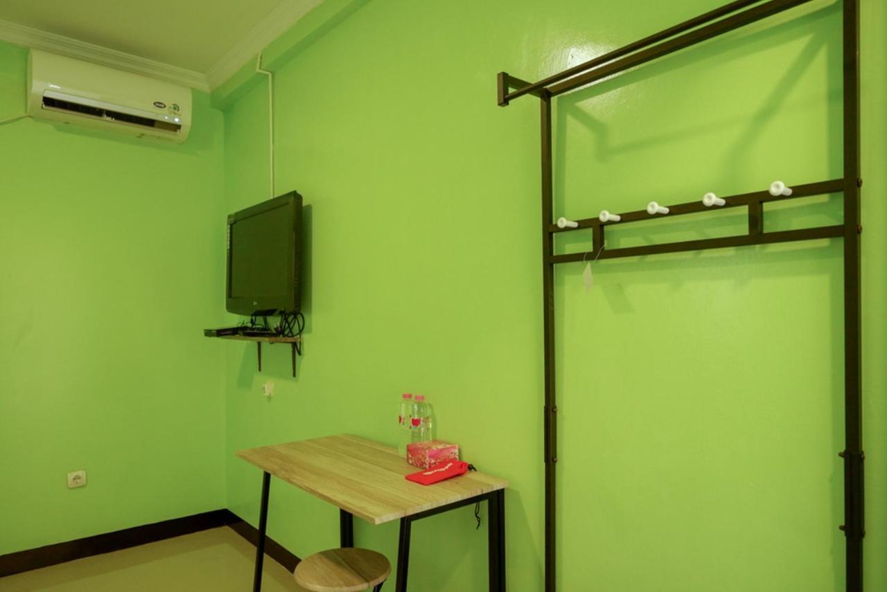 Hotel Reddoorz @ Jalan Gatot Subroto Semarang Esterno foto
