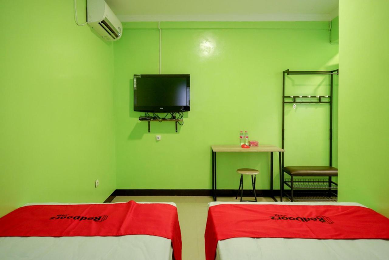 Hotel Reddoorz @ Jalan Gatot Subroto Semarang Esterno foto