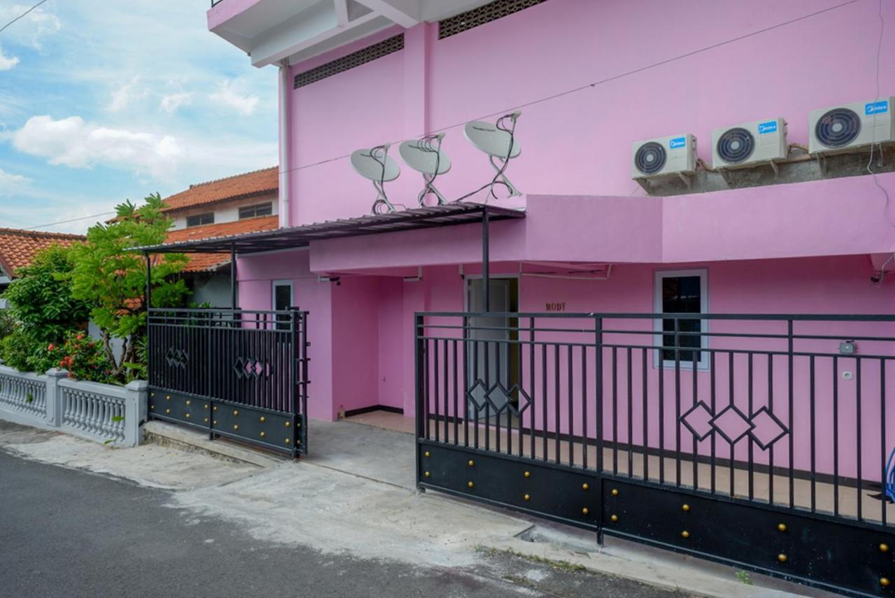 Hotel Reddoorz @ Jalan Gatot Subroto Semarang Esterno foto