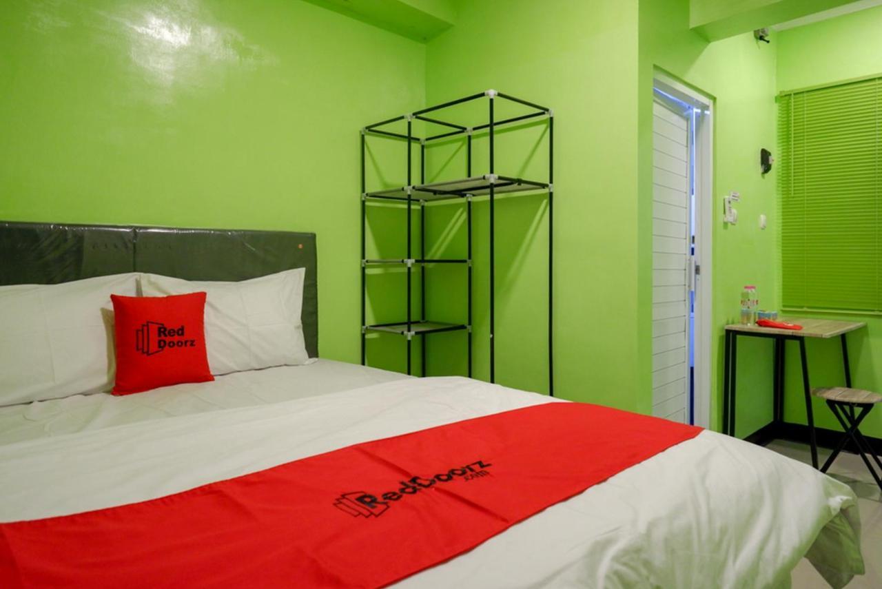 Hotel Reddoorz @ Jalan Gatot Subroto Semarang Esterno foto